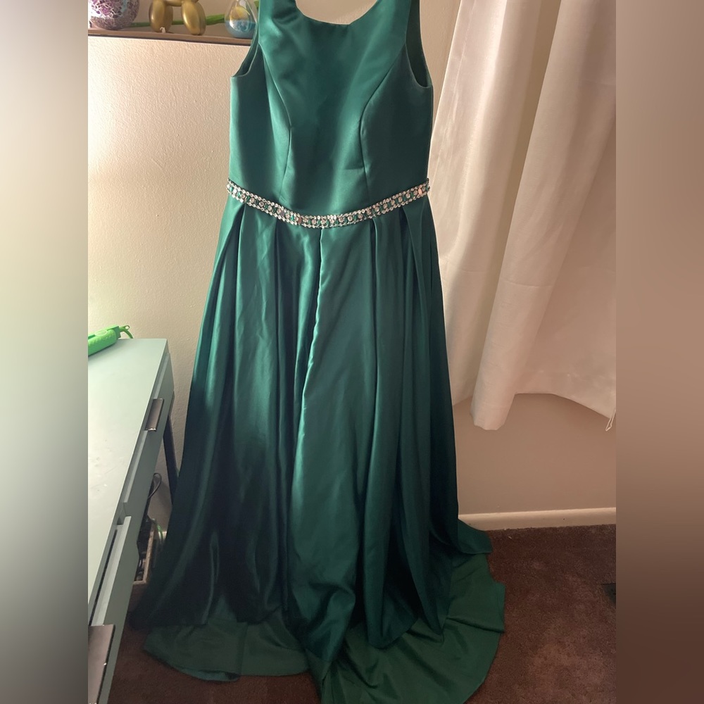 the beautiful dress it is a nice emerald green! size 16